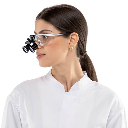 Lupa X2 Profesional con Lentes de Aumento de 2.5x y 3.5 usado por odontólogo en clínica
