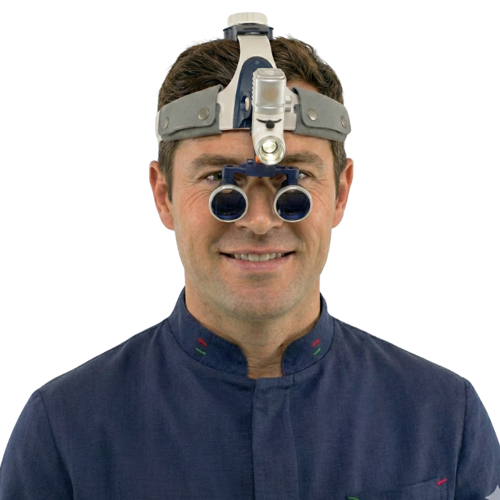 Lupa Quirúrgica con Lentes de 2.5x/3.5x y Linterna Supe con accesorios incluidos
