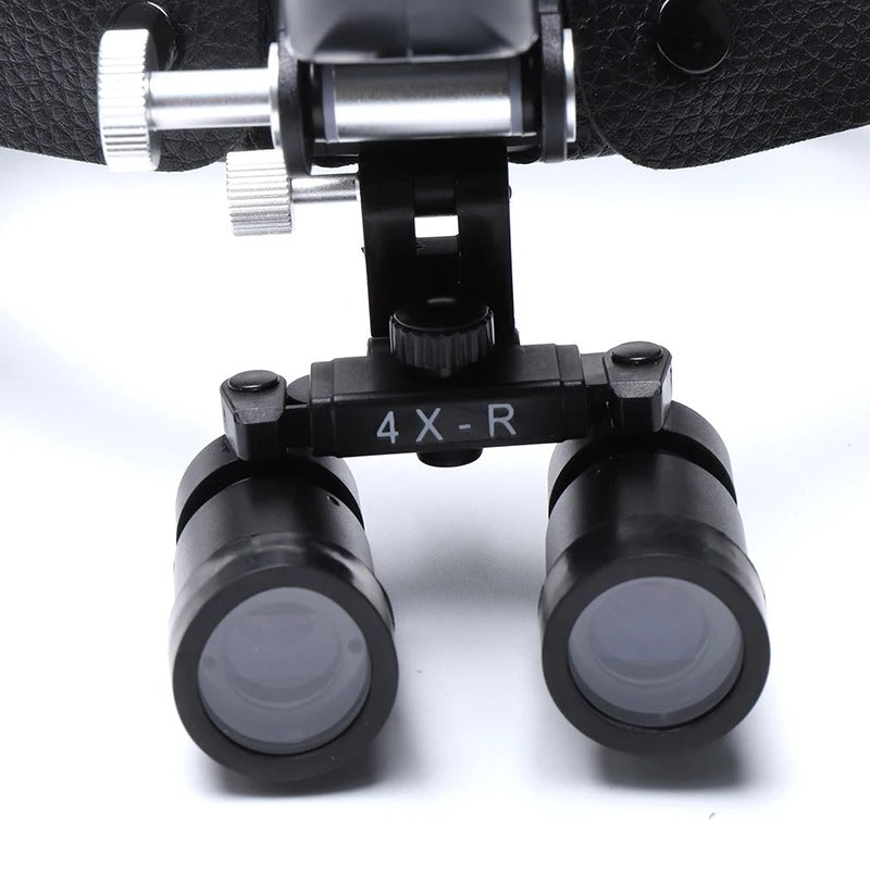 Lupa Pro Vision Max con Lentes de 4x y Lámpara de 65.00 usado por odontólogo en clínica